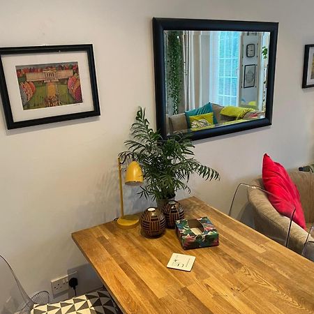 True Colours Apartment In Central Location Bangor  Bagian luar foto