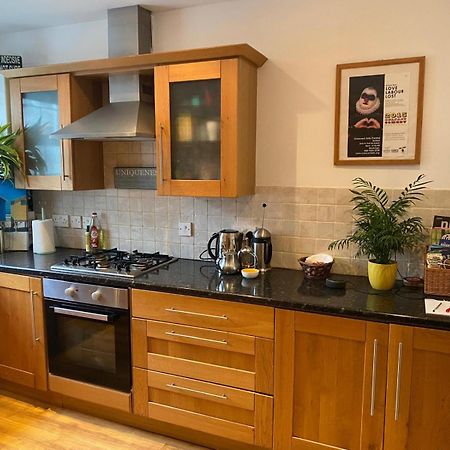 True Colours Apartment In Central Location Bangor  Bagian luar foto