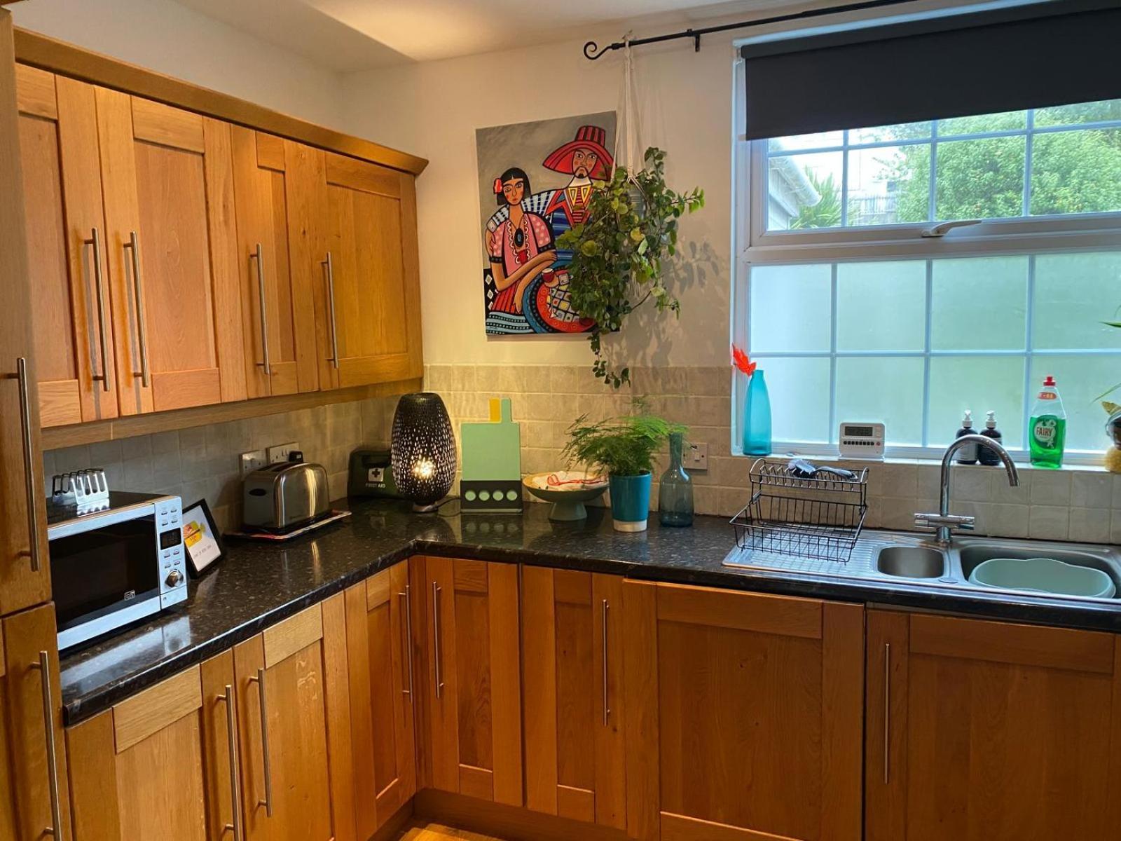 True Colours Apartment In Central Location Bangor  Bagian luar foto