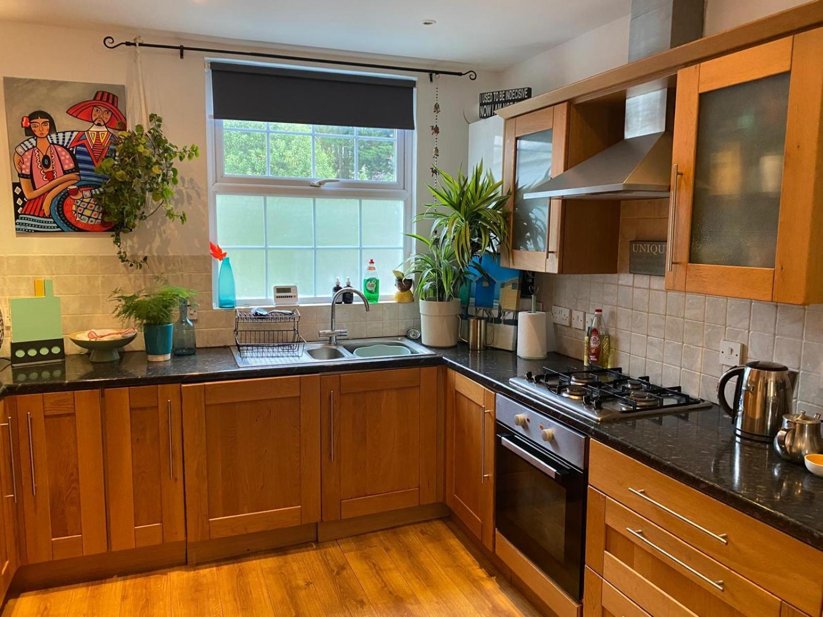 True Colours Apartment In Central Location Bangor  Bagian luar foto