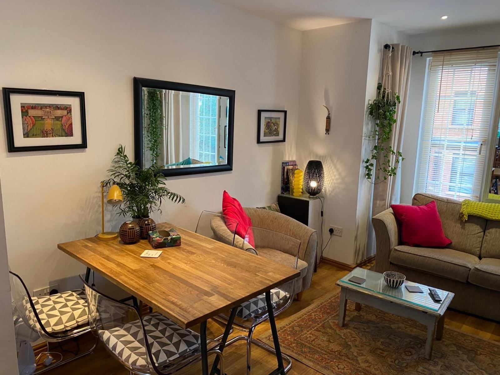 True Colours Apartment In Central Location Bangor  Bagian luar foto