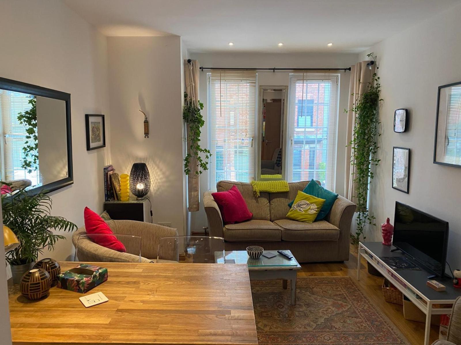 True Colours Apartment In Central Location Bangor  Bagian luar foto