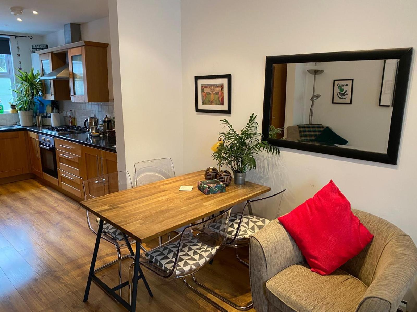 True Colours Apartment In Central Location Bangor  Bagian luar foto