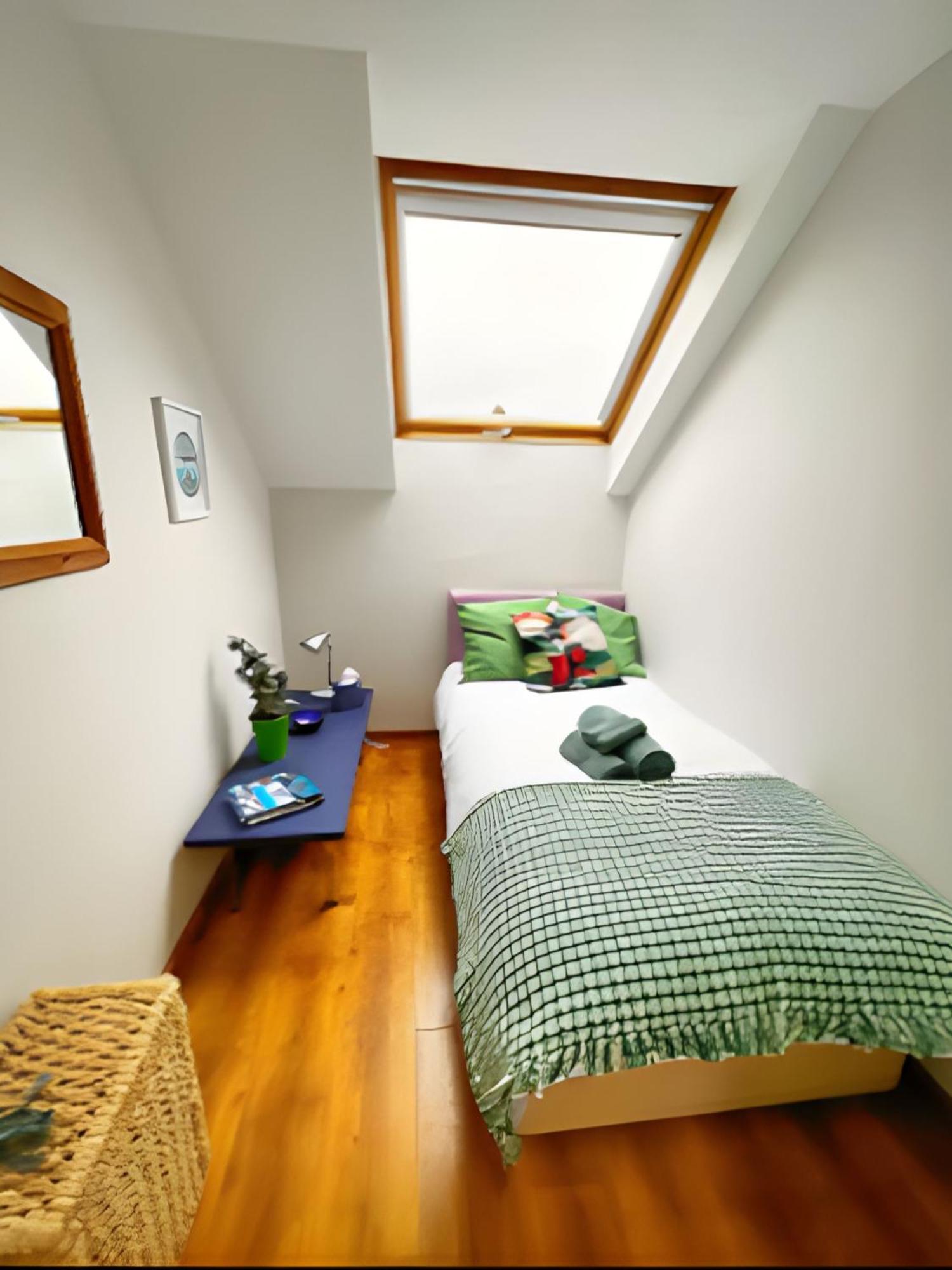 True Colours Apartment In Central Location Bangor  Bagian luar foto
