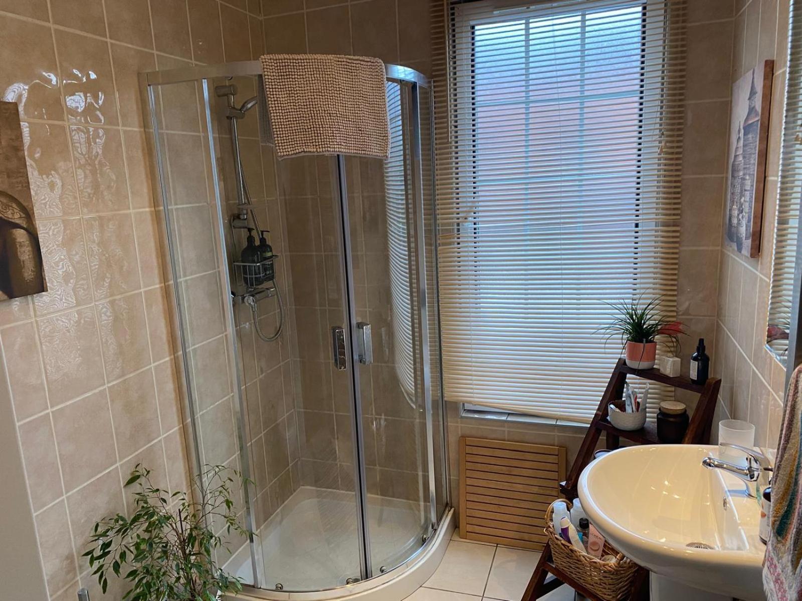 True Colours Apartment In Central Location Bangor  Bagian luar foto